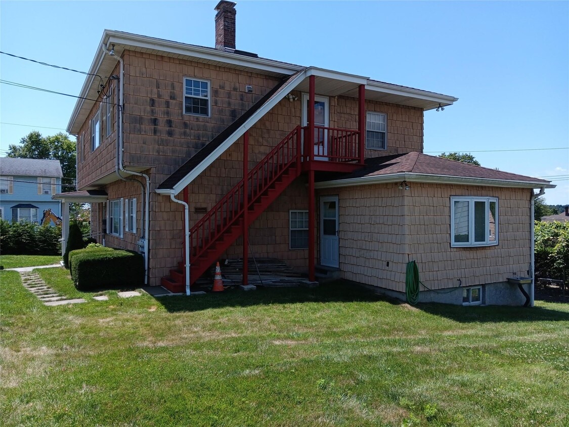 Building Photo - 2 Hillcrest Ave