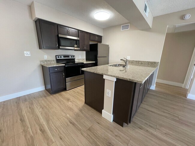 Foto del edificio - ANNUAL RENTAL -  1 BED / 1 BATH CONDO AT M...