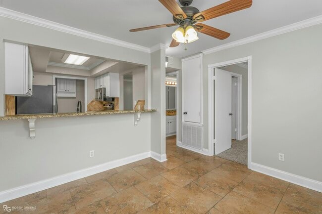 Building Photo - 10001 Stratmore Cir