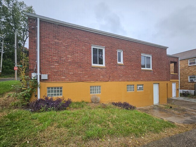 Building Photo - 210 Frederick St