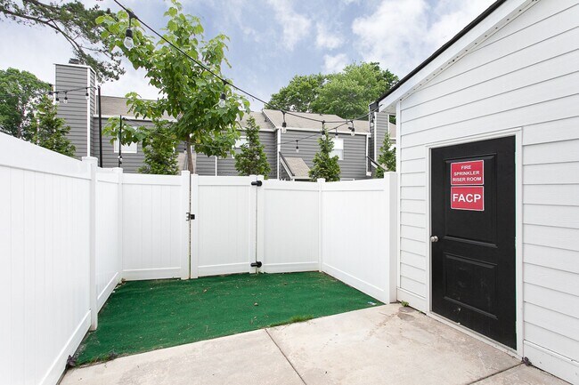 Foto del edificio - Available 7/10/25 - Lovely 3-Story Townhom...