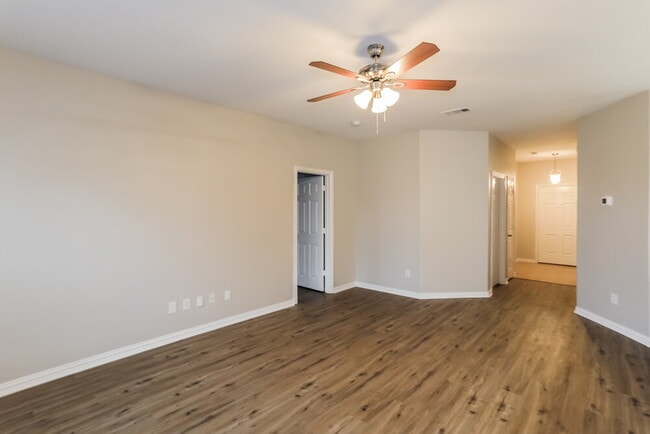 Foto del edificio - 713 Cedar Cove Dr