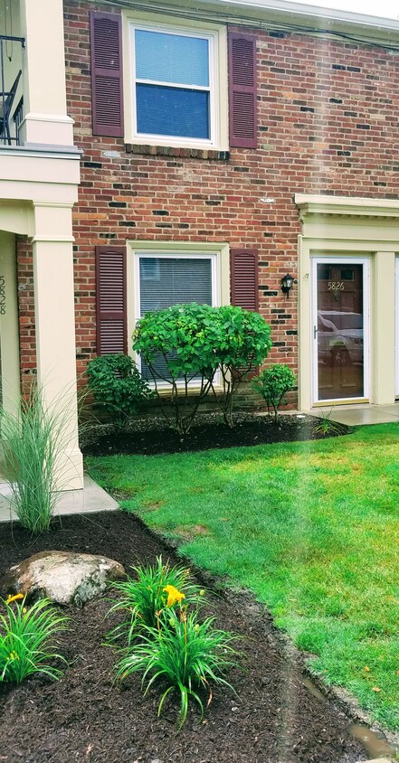 Front condo entrance - 5826 Spotswood Dr