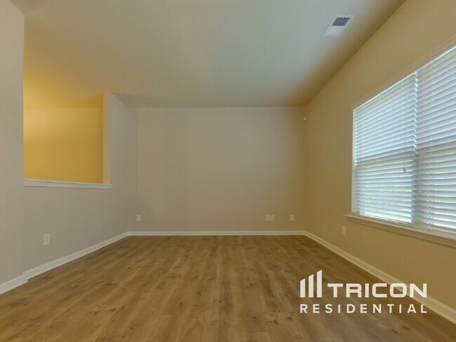 Building Photo - 3303 Lowland Dr