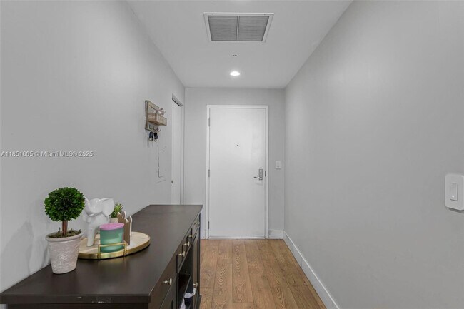 Foto del edificio - 7901 Hispanola Ave