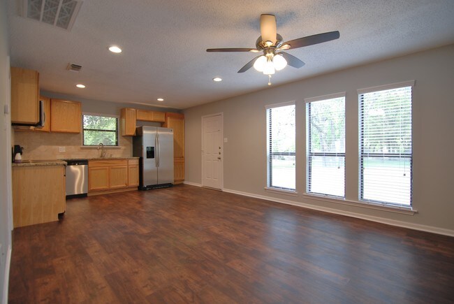 UNIDAD F - UNA HABITACIÓN - 344 McCartney Blvd