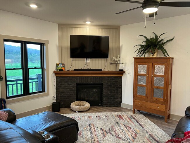 Foto del edificio - Home on Beautiful Farm and Vineyard Minutes From Town Of Blacksburg