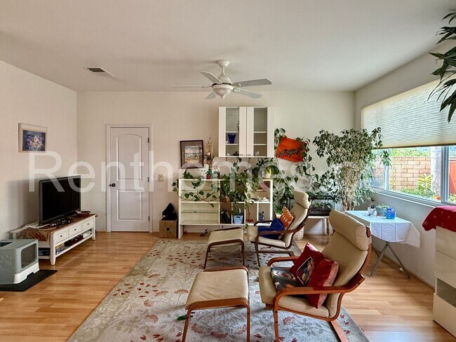 Foto del edificio - 12565 Carmel Canyon Rd