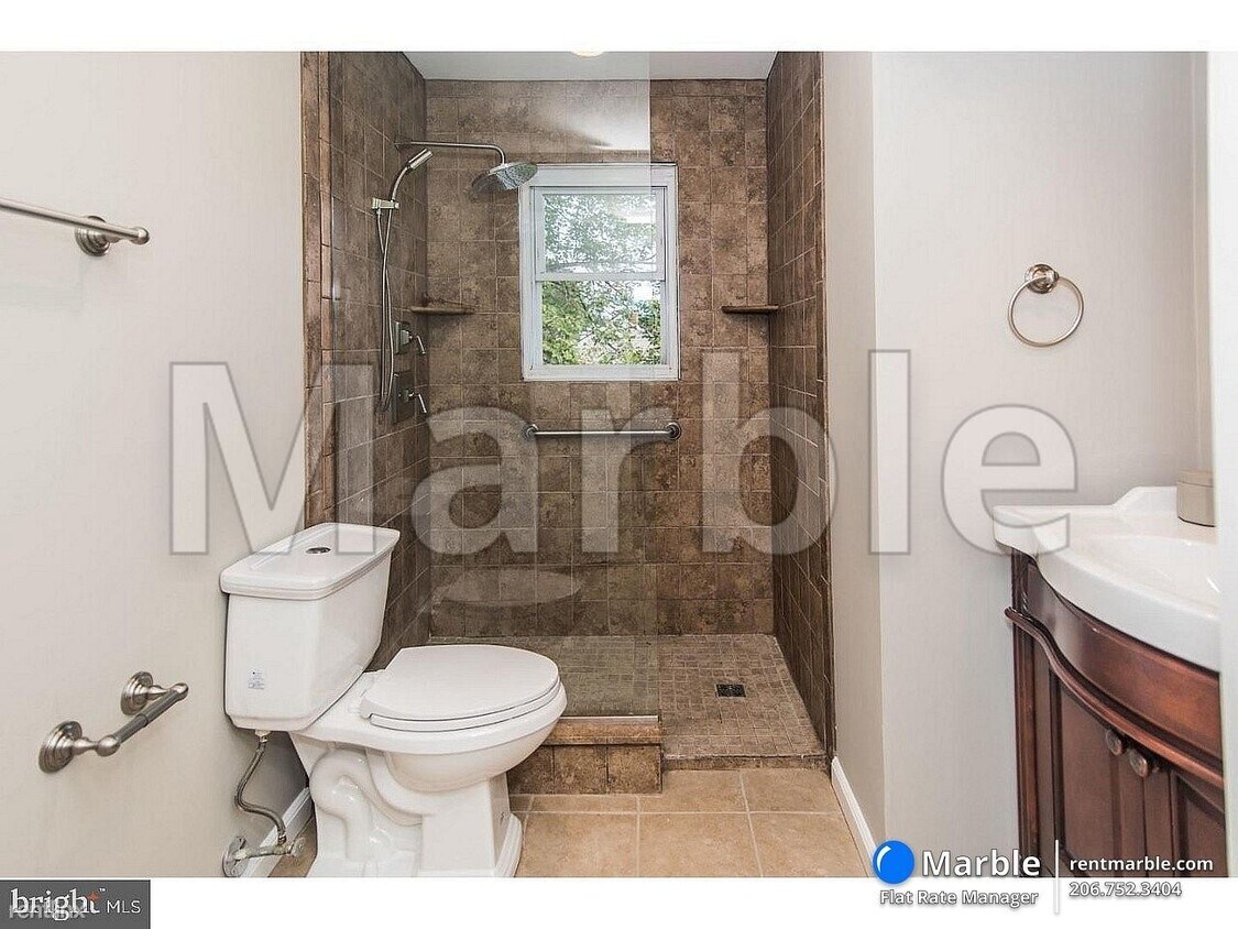 Foto principal - 3 br, 1.5 bath House - 28 Oakwood Pl