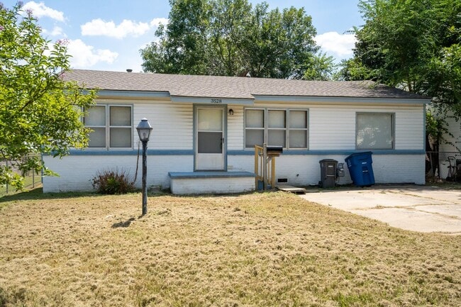 Building Photo - Newly Renovated 3 Bed/2 Bath