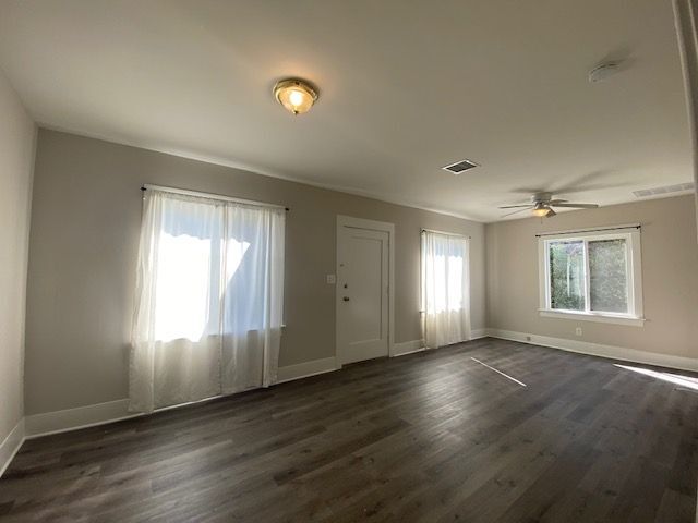 Foto del edificio - 2 bed/1 bath HOUSE w/ private yard