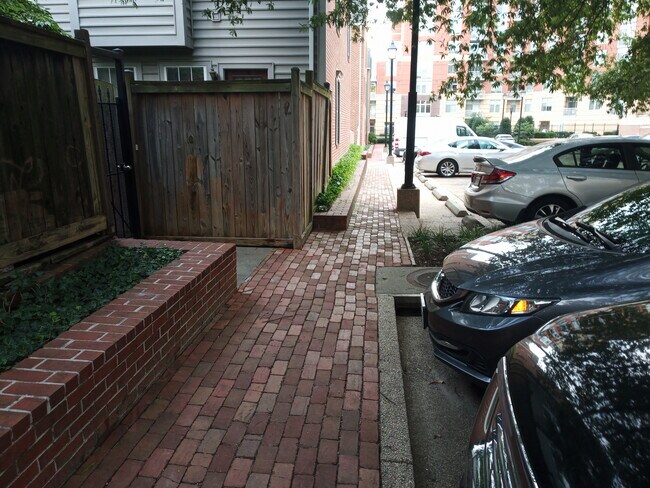 estacionamiento asignado cercano - 818 N Fayette St