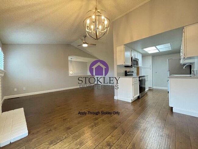 Building Photo - 461 Camelback Rd