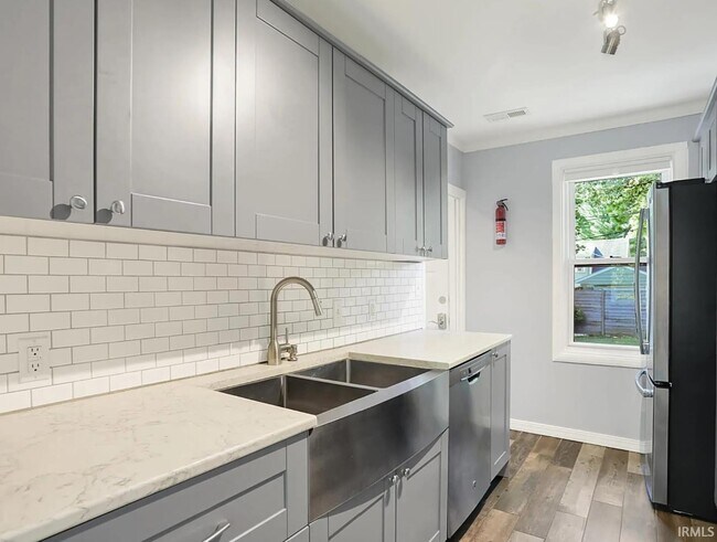 Foto del edificio - 1604 E University St