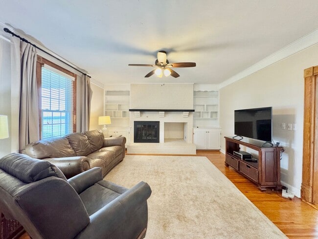 Building Photo - Country Living