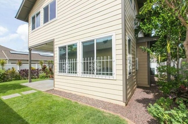 Building Photo - Pet-Friendly Spacious Solar-Powered Home i...