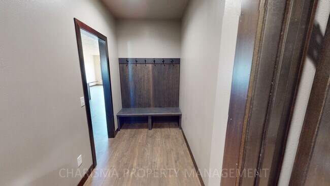 Building Photo - WALK IN AND AMENITY FILLED THREE BEDROOM TOWNHOME!