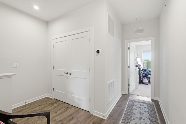 Foto del edificio - Perfectly positioned near the vibrant shopping and dining destination of One Loudoun, this reside...