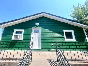 Building Photo - 519 E 7th St