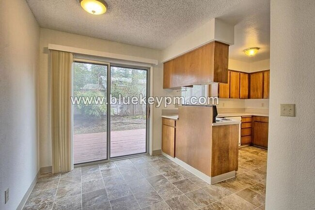 Foto del edificio - 2 Bed, 1.5 Baths Duplex in Hearthwood Neig...