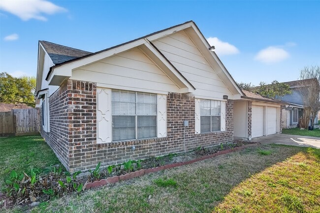 Building Photo - 15811 Pfeiffer Dr