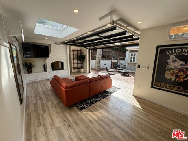 Foto del edificio - 1636 N Beverly Glen Blvd