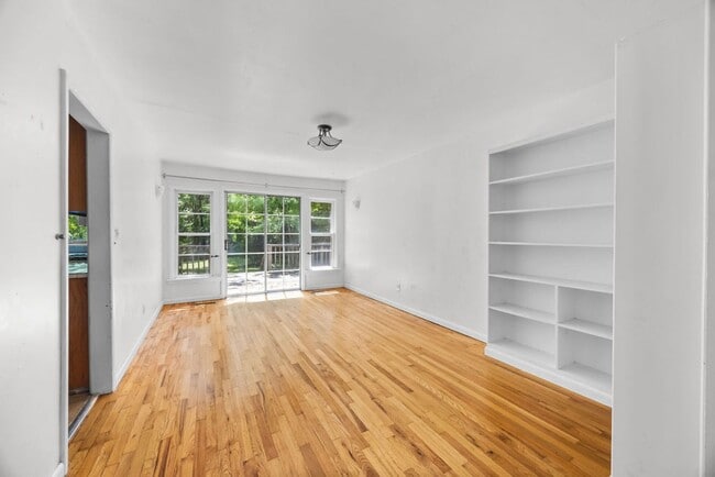 Foto del edificio - 2445 W Mt Comfort Rd