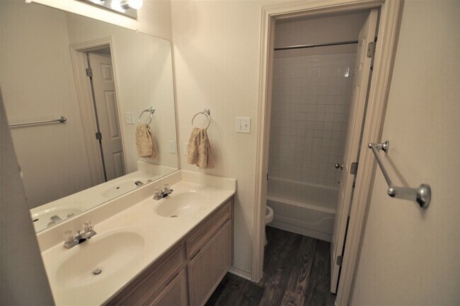 Building Photo - Amazing 78729 Duplex