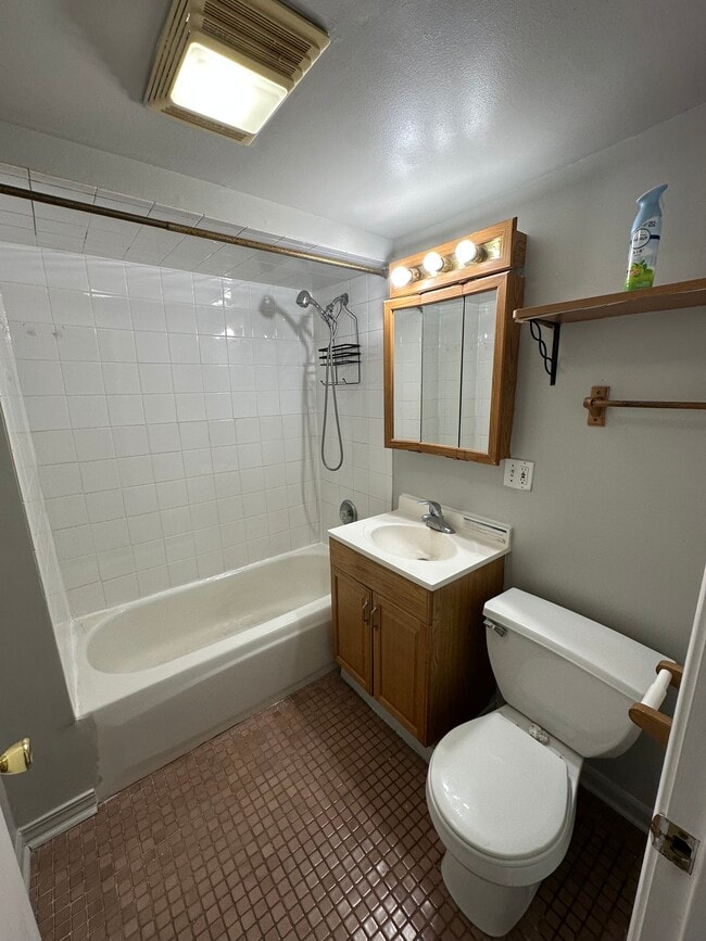 Building Photo - 4730 N Kedvale Ave