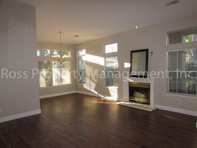 Foto del edificio - Immaculately Clean, rare single story on f...