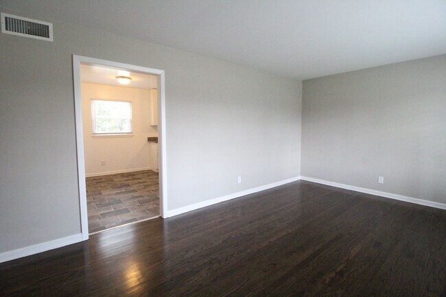 Foto del edificio - 3 Bedroom 1 Bath Home In Overland Park