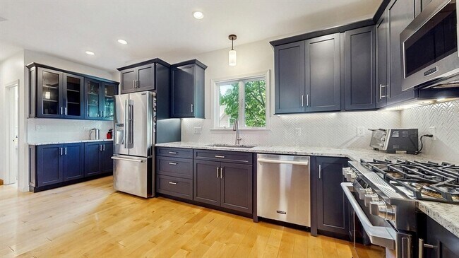 Building Photo - 14 Chestnut St