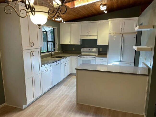 Building Photo - Beautiful & stunning 3-bed, 2-bath house i...
