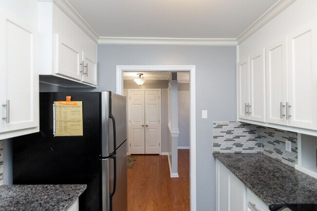 Building Photo - Pool View Condo Available!