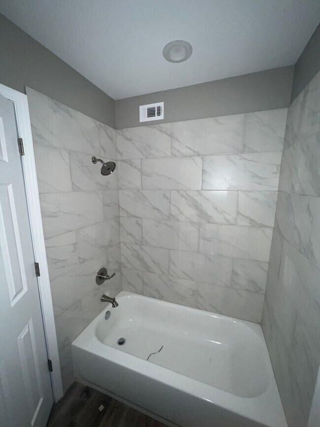Foto del edificio - Newly Renovated 3 Bedroom 1.5 Bath
