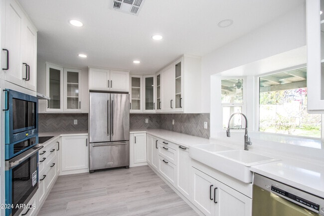 Building Photo - 1052 E Sandpiper Dr