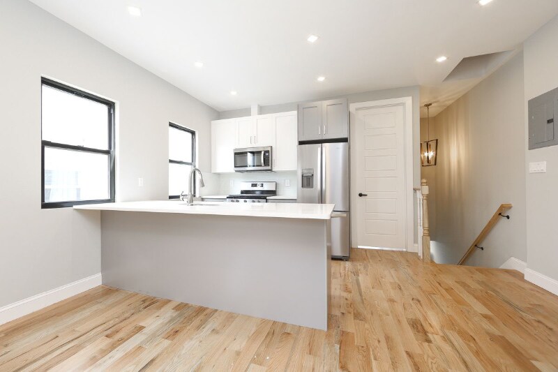Foto principal - 936 E 87th St