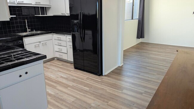 Foto del edificio - 425 Bradshaw E Ln
