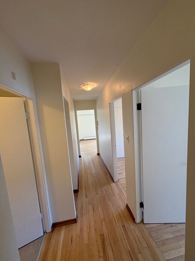 Photo du bâtiment - 2150 Cadboro Bay Rd