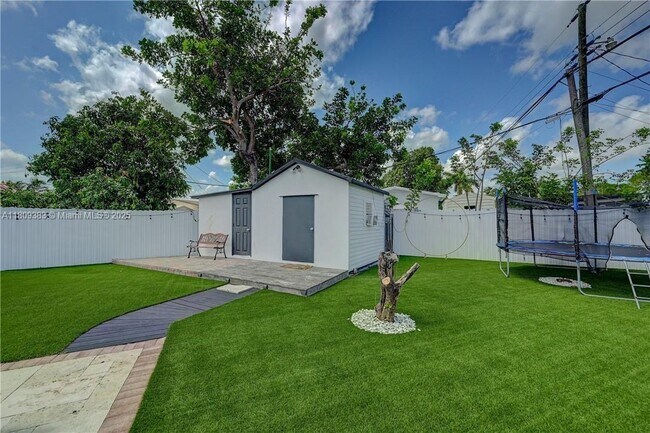 Building Photo - 531 NW 76th Ter