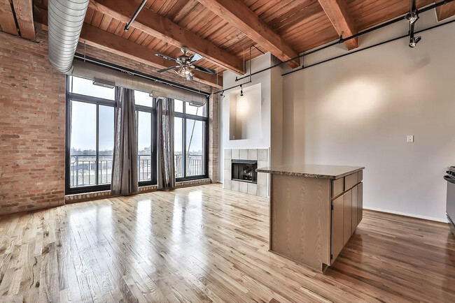Building Photo - 1250 W Van Buren St