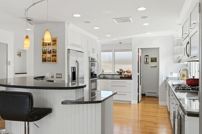 Foto del edificio - 891 Glencoe St