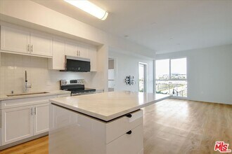 Building Photo - 12655 Bluff Creek Dr