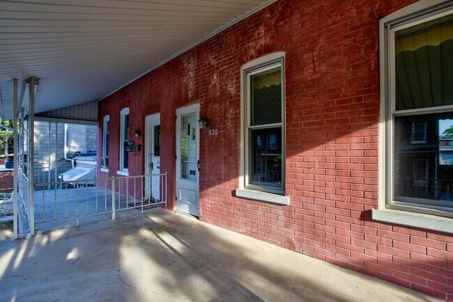 Building Photo - 820 6th Street