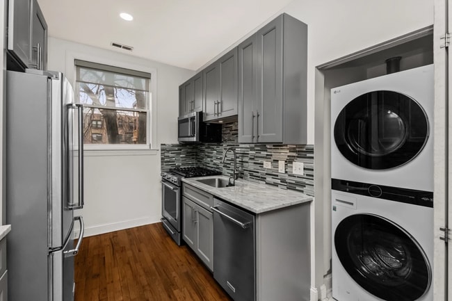 Building Photo - 1323 W Lawrence Ave