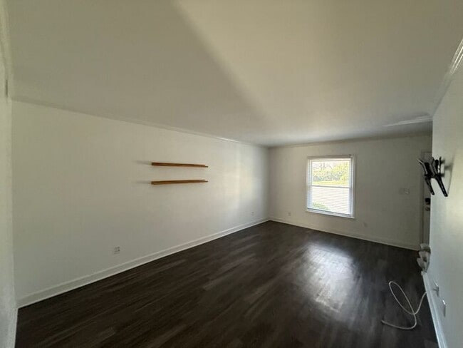 Foto del edificio - T.R. Lawing Realty Property