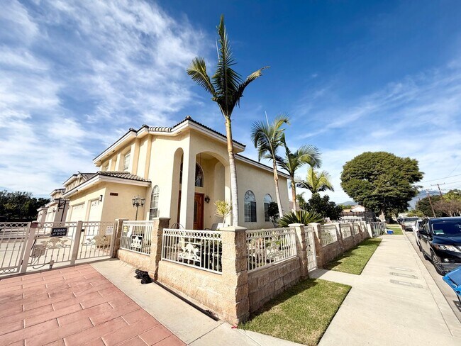 Foto del edificio - Spacious Modern Home with EV Charger, Solar & Gated 3-Car Garage