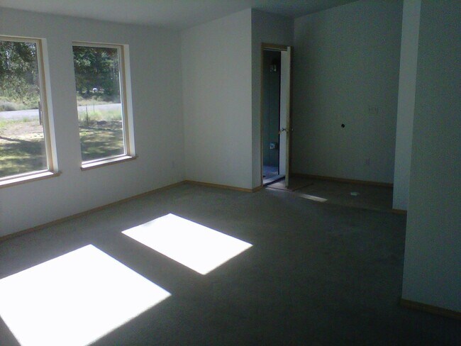 Foto del edificio - Rare 4 Bed 2 Bath with Attached Garage