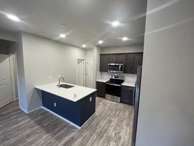 Foto del edificio - Beautiful 3 Bed 2.5 Bath Townhome in North East Fort Collins!