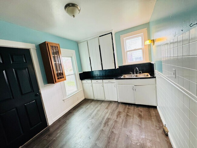 Kitchen - 2841 Macklem Ave